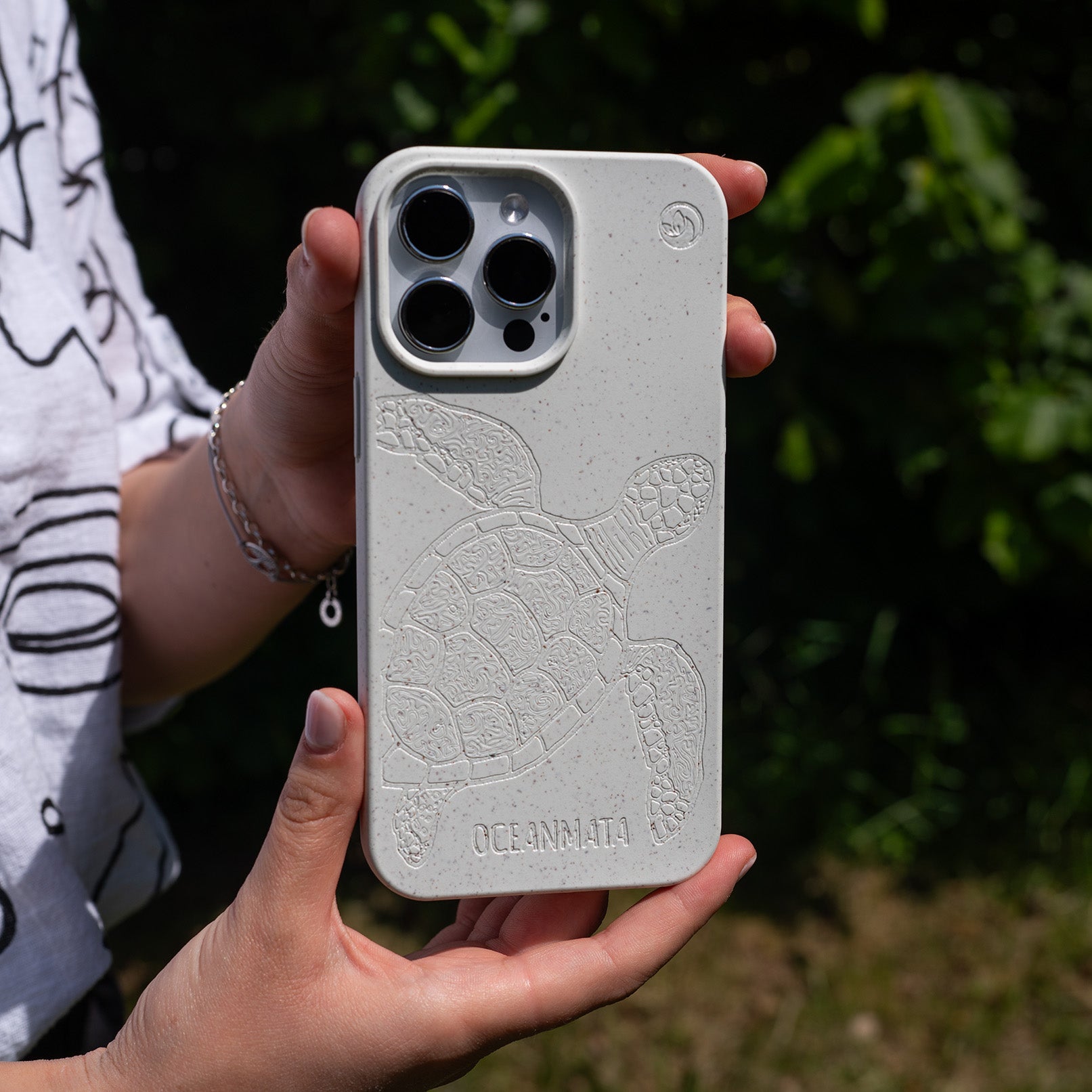 iPhone 16 Hülle - Schildkröte bunt - "Kura-Kura" - nachhaltig