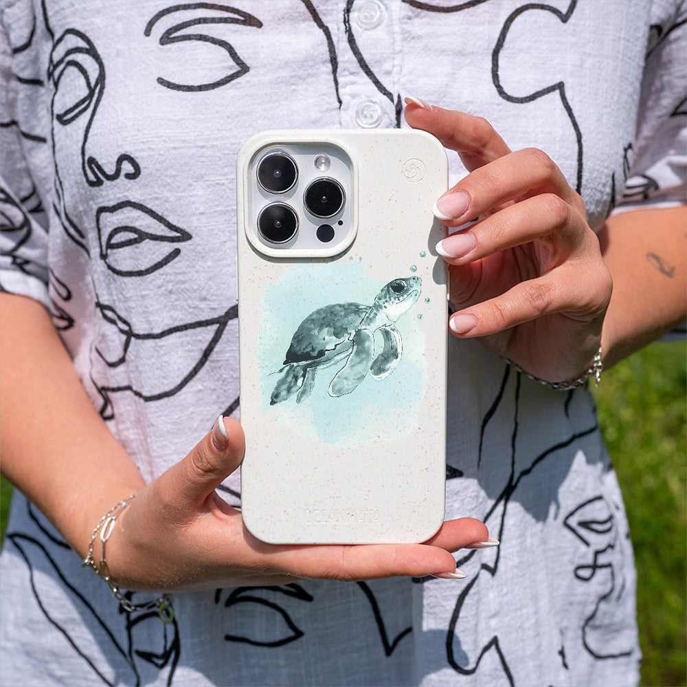 Biologisch abbaubare Handyhülle iPhone 13 pro max Babyturtle — kompostierbar — in der Hand