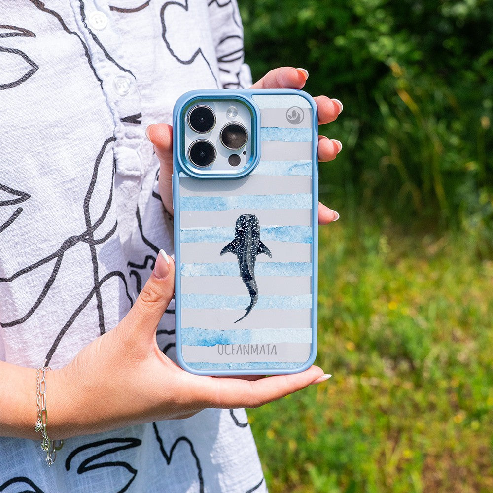 Nachhaltige Handyhülle iPhone 16 pro max Lonewanderer aus Ocean Plastic — in der Hand