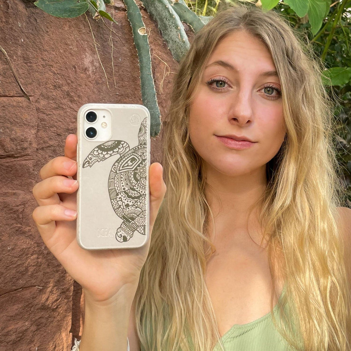 iPhone SE/7/8 case - beige - "GREEN TURTLE" - sustainable