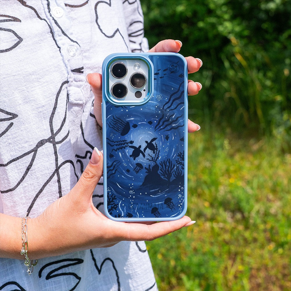 Nachhaltige Handyhülle iPhone 14 Ameliesdream — in der Hand