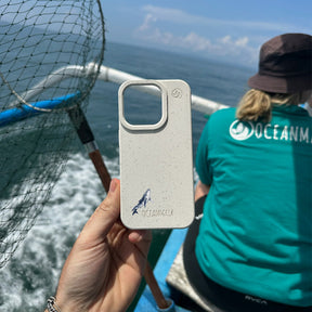 iPhone 16 pro max Hülle - Buckelwal weiß - "OceanLullaby" - nachhaltig