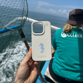 iPhone 16 Hülle - Seepferdchen weiß - "SeahorseTale" - nachhaltig