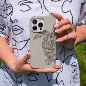 Biologisch abbaubare Handyhülle iPhone 11 pro Greenturtle — kompostierbar — in der Hand