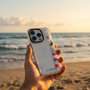 Nachhaltige Handyhülle Samsung S26+ Lighthouse aus Ocean Plastic — in der Hand