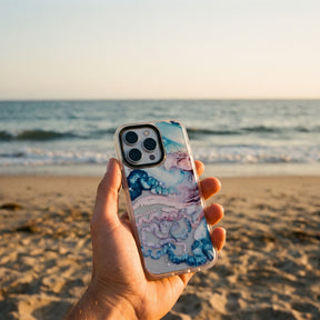 Nachhaltige Handyhülle iPhone 16 pro Menowar aus Ocean Plastic — in der Hand