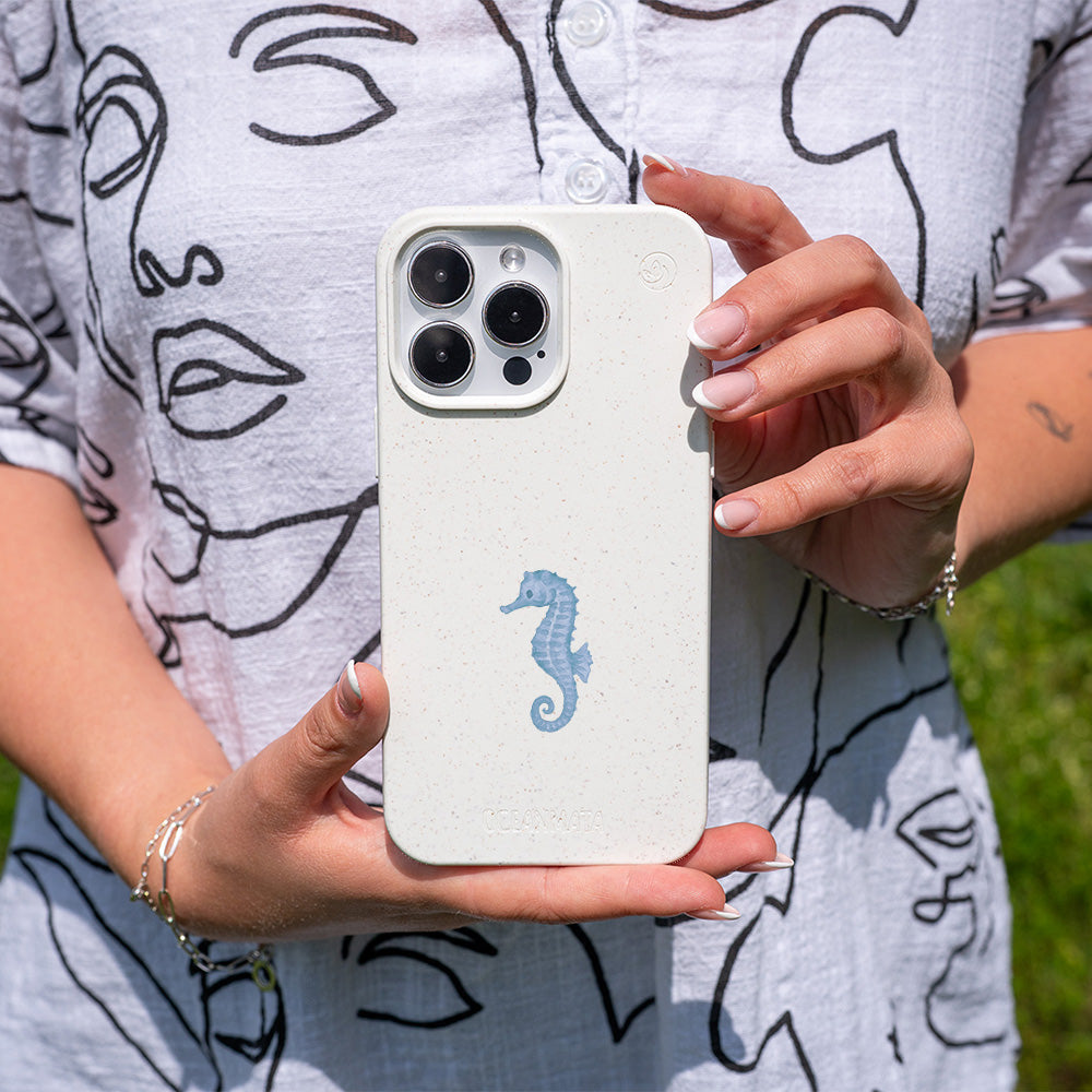 iPhone 13 mini Hülle - Seepferdchen weiß - "SeahorseTale" - nachhaltig