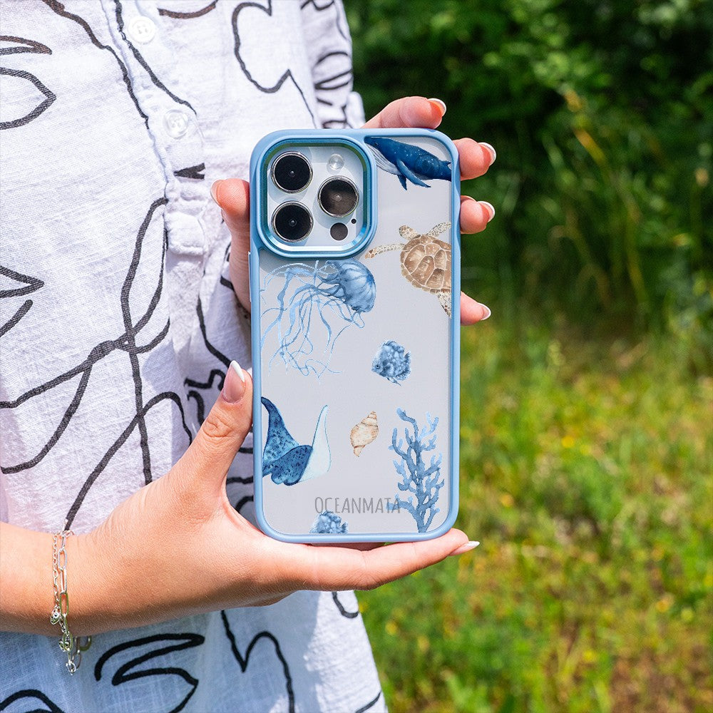 Nachhaltige Handyhülle iPhone 15 pro Turtleandfriends — in der Hand