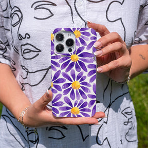 Biologisch abbaubare Handyhülle iPhone 14 Purplebloom — kompostierbar — in der Hand