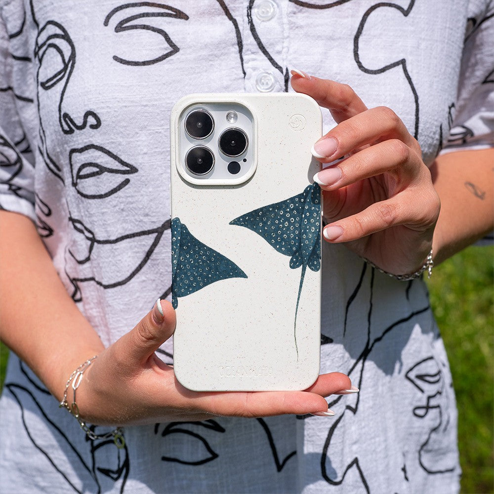 Biologisch abbaubare Handyhülle iPhone 18 Pro / 17 Pro Raydance — kompostierbar — in der Hand