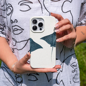 Biologisch abbaubare Handyhülle iPhone 15 pro Raydance — kompostierbar — in der Hand