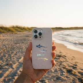 Biologisch abbaubare Handyhülle iPhone 14 Sharkproject — kompostierbar — in der Hand