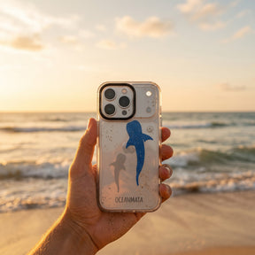 Nachhaltige Handyhülle Samsung S26+ Walhai aus Ocean Plastic — in der Hand