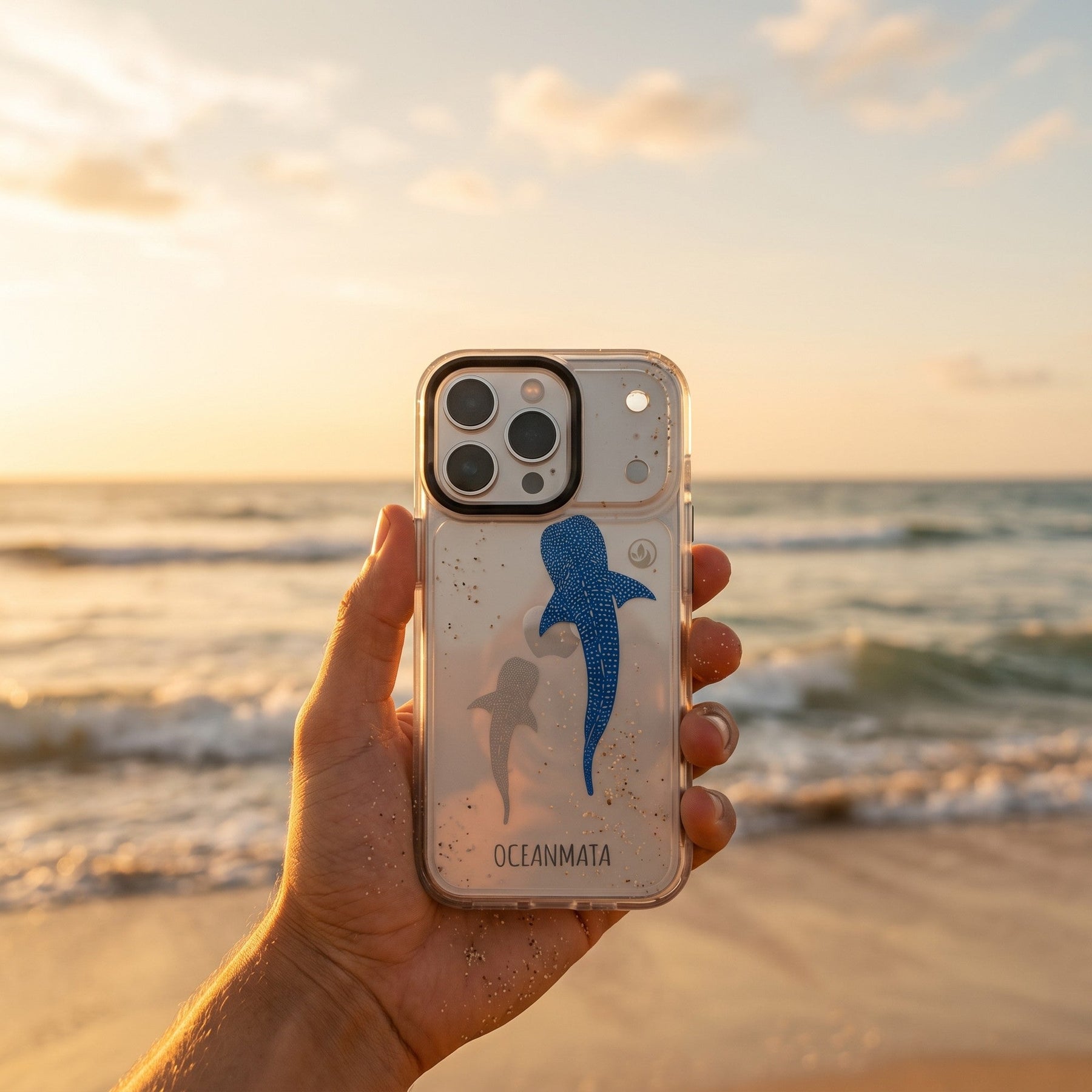Nachhaltige Handyhülle Samsung S26 Ultra Walhai aus Ocean Plastic — in der Hand