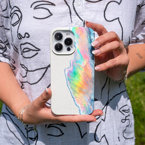 Biologisch abbaubare Handyhülle iPhone 15 Waveofpride — kompostierbar — in der Hand