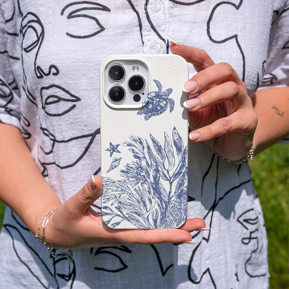 Biologisch abbaubare Handyhülle iPhone 17 Whitesilentwaves — kompostierbar — in der Hand