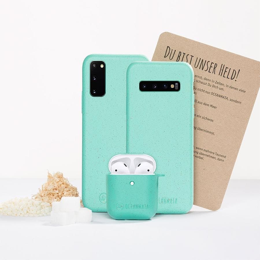 Drei Oceanmata Produkte in türkis, Handyhüllen für Samsung Modelle, Apple Airpod Schutzcase, Urkunde für Käufer und Darstellung der Rohstoffe der Produktion Zucker, Holz und Bio-Kunststoff